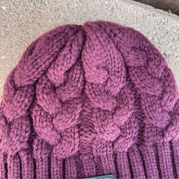 UNDER ARMOUR Women’s Burgundy Purple Winter Hat Beanie Fleece Lined - Picture 4 of 7